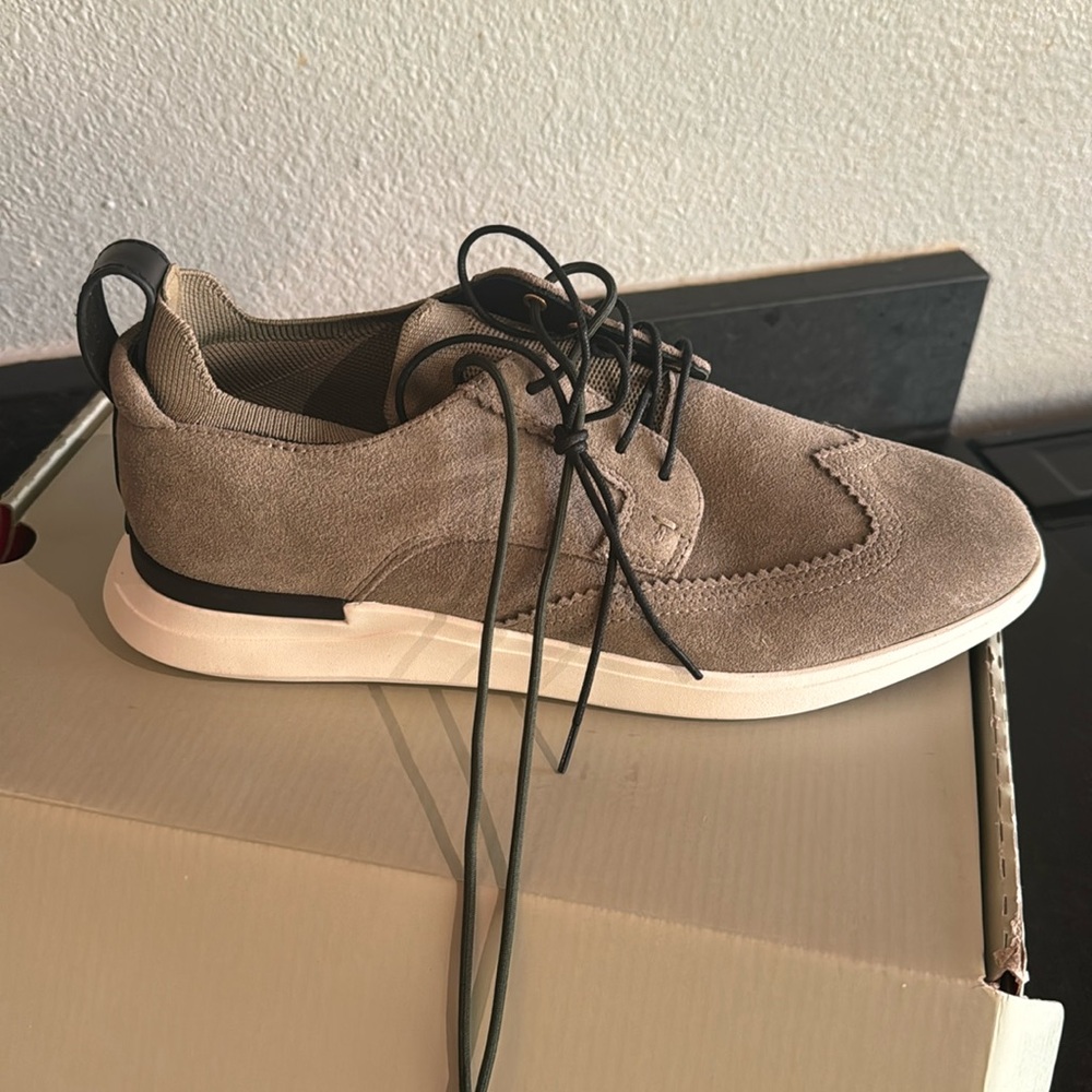 Men’s 9.5 shoe